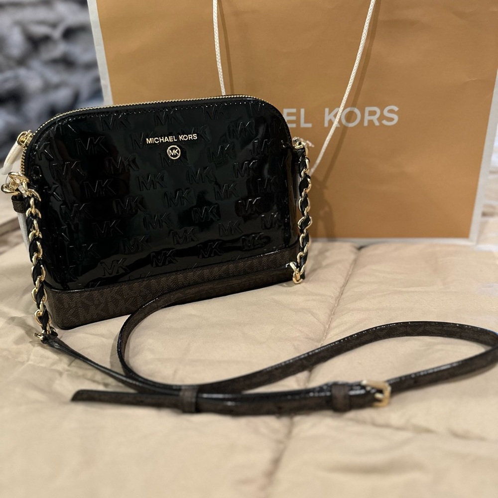 Brand New with Tag Michael Kors Jet Set Charm Lg Dome Crossbody